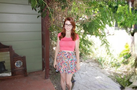 Любительская красотка Пенни Пакс демонстрирует свою сексуальную попку в юбке на открытом воздухе 1