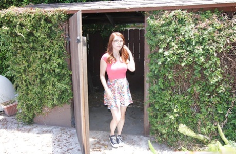 Любительская красотка Пенни Пакс демонстрирует свою сексуальную попку в юбке на открытом воздухе 5