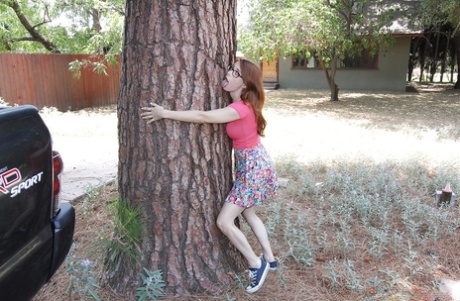 Любительская красотка Пенни Пакс демонстрирует свою сексуальную попку в юбке на открытом воздухе 8