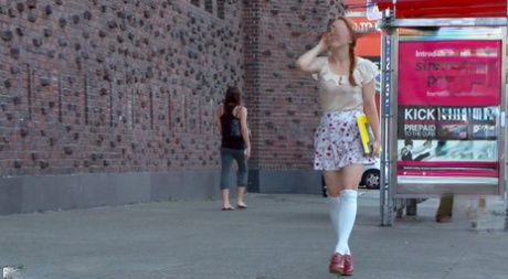 Грудастая рыжеволосая Пенни Пакс подвешена на веревках во время секса на публике 2