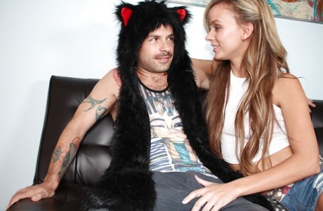 Молодая девушка-подросток показывает большие подростковые сиськи, дроча член 3