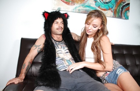 Молодая девушка-подросток показывает большие подростковые сиськи, дроча член 4