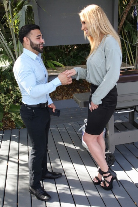 Высокая блондинка Рэйчел Кавалли соблазняет своего друга-мужчину в черной юбке и на каблуках 3