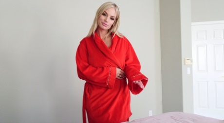 Сексуальная блондинка Рэйчел Кавалли щеголяет покрытой спермой муфтой после траха от первого лица 1