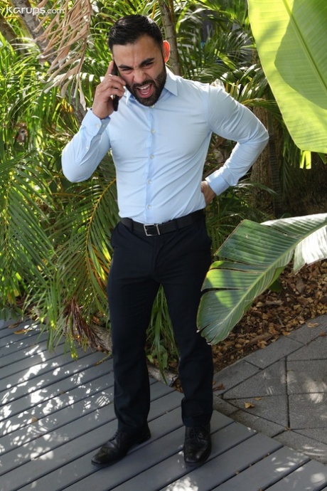 Высокая блондинка Рэйчел Кавалли соблазняет своего друга-мужчину в черной юбке и на каблуках 2