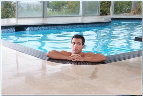 Стройная красотка в бикини Рэйчел Старр наслаждается зажигательным трахом в бассейне 1