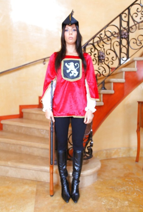 Рэйчел Старр снимает форму средневековой гвардии и щеголяет обнаженной 1