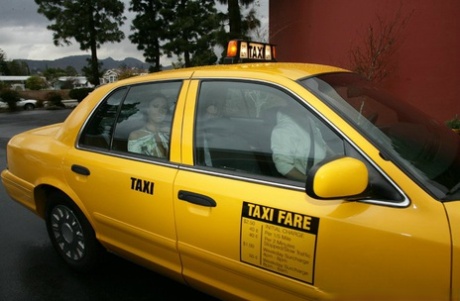 Похотливая красотка с большими сиськами Рэйчел Старр получает жесткий трах в свою киску 2