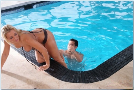 Стройная красотка в бикини Рэйчел Старр наслаждается зажигательным трахом в бассейне 4