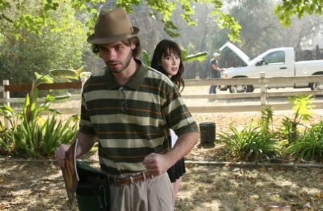 Сексуальная милфа с большими сиськами Рэйвенс сосет огромный член в реальности 4