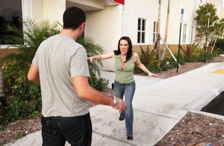 Развратная девушка удовлетворяет свою подстриженную пизду большим членом 6