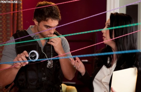 Сексуальная брюнетка Рэйвенс занимается сексом со своим партнером-детективом 1