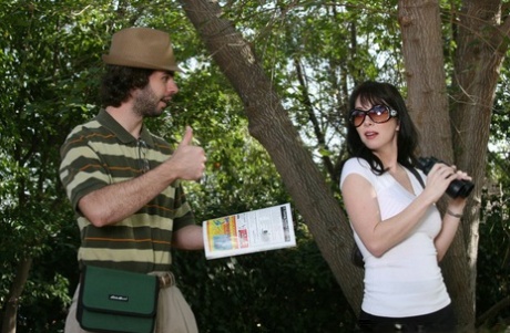 Сексуальная милфа с большими сиськами Рэйвенс сосет огромный член в реальности 2