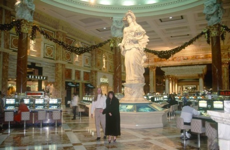 Горячая винтажная модель Рэйвенс наслаждается глубоким аналом и высовывает язык, чтобы набить полный рот 2