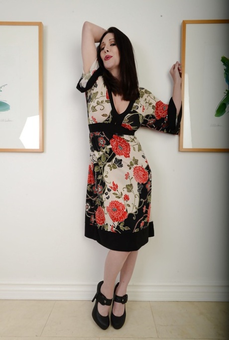 Зрелая брюнетка Рэй Венесс мастурбирует и мечтает о членах 3