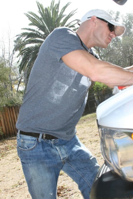 Сексуальная милфа с большими сиськами Рэйвенс сосет огромный член в реальности 5