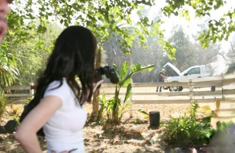 Сексуальная милфа с большими сиськами Рэйвенс сосет огромный член в реальности 3