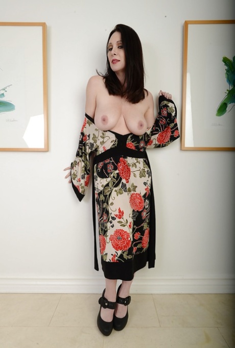 Зрелая брюнетка Рэй Венесс мастурбирует и мечтает о членах 13