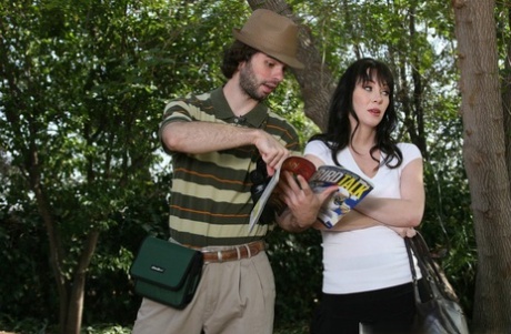 Сексуальная милфа с большими сиськами Рэйвенс сосет огромный член в реальности 1