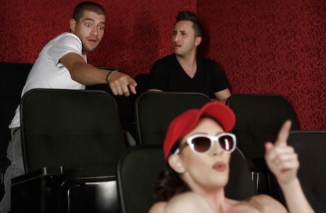 Брюнетка шлюха Рэйвенс ходит топлесс в кинотеатр и тоже делает минет 1