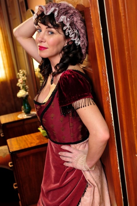 Горячая зрелая брюнетка Рэйвенс демонстрирует сексуальное декольте в средневековом костюме 10