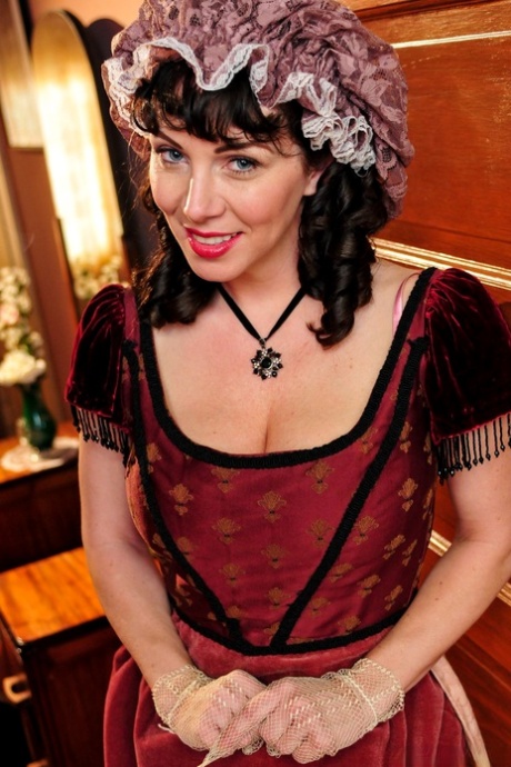 Горячая зрелая брюнетка Рэйвенс демонстрирует сексуальное декольте в средневековом костюме 4