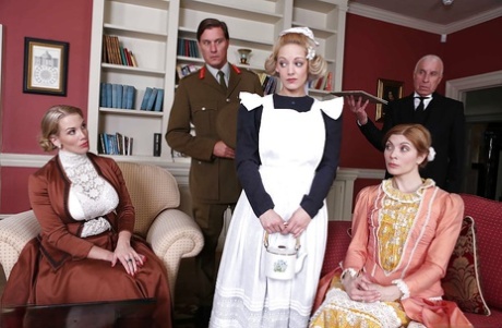 Сексуальная милфа Лулу занимается сексом втроем с Ребеккой Мур и делает ей минет 1