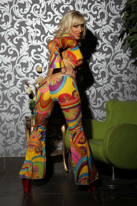 Белокурая цыпочка Ребекка Мор обнажает свои большие сиськи в наряде хиппи 5