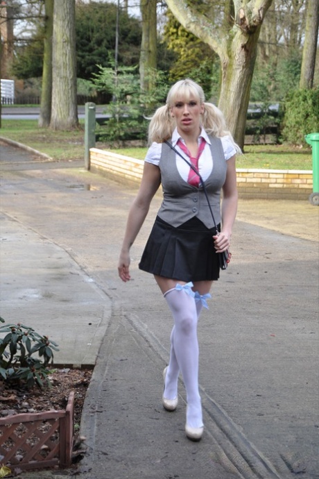 Блондинка Ребекка Мор обнажает свои сиськи и пизду в наряде школьницы 1