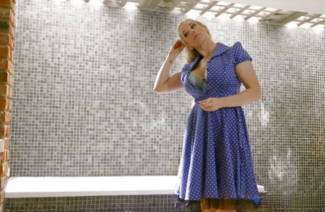 Коренастая блондинка милфа обнажает огромную грудь после раздевания в общественном душе 1