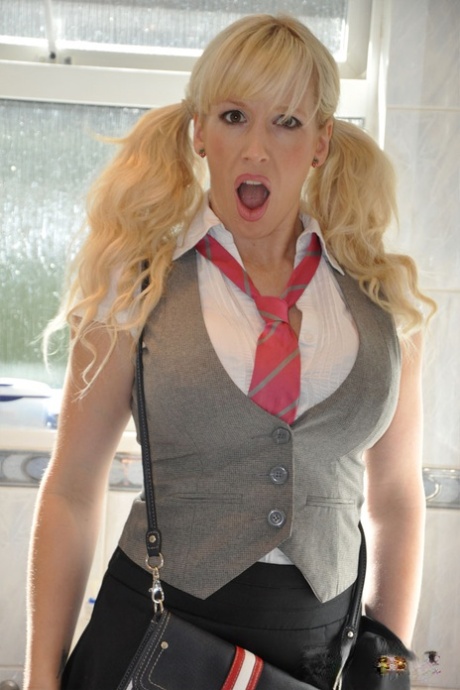 Блондинка Ребекка Мор обнажает свои сиськи и пизду в наряде школьницы 8