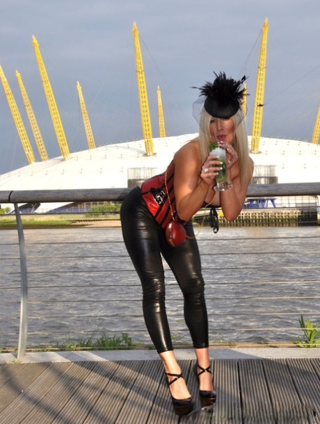 Три распутные зрелые сучки нарядились в извращенное, провокационное нижнее белье и начали 16