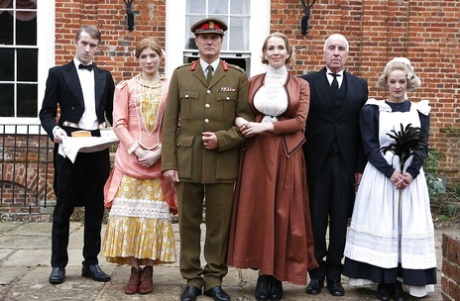 Большой член проникает в тугие киски милф Лулу и Ребекки Мур 1