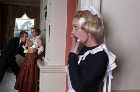 Сексуальная милфа Лулу занимается сексом втроем с Ребеккой Мур и делает ей минет 2