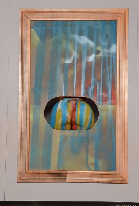 Грудастая милфа Ришель Райан позирует соло только на высоких каблуках 1