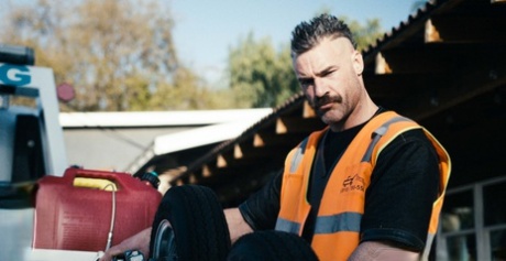 Сексуальная милфа Ришель Райан занимается сексом с водителем эвакуатора после эвакуации 20