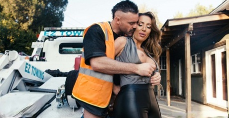 Сексуальная милфа Ришель Райан занимается сексом с водителем эвакуатора после эвакуации 1