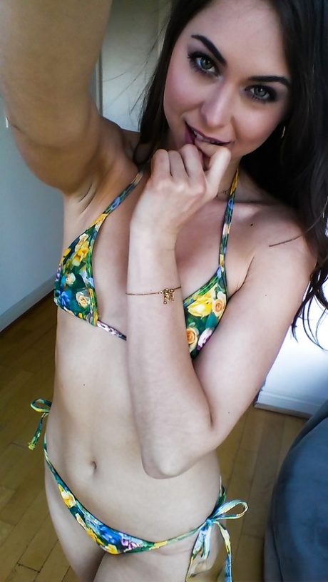 Миниатюрная цыпочка Райли Рид делает селфи nsfw с бритой киской на открытом воздухе 6