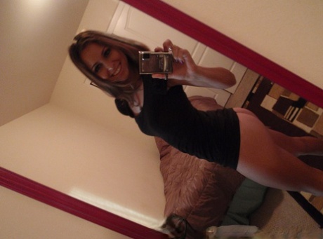 Великолепная подружка Райли демонстрирует маленькие сиськи и голую юбку для селфи 12