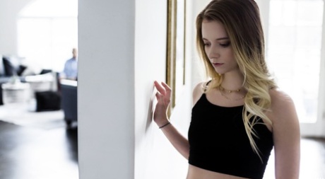 Молодую блондинку Райли Стар утешает и трахает ее отчим 3