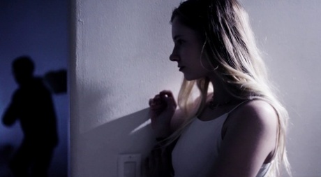 Молодую блондинку Райли Стар утешает и трахает ее отчим 2