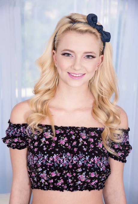 Симпатичная блондинка Райли Стар раздевается догола перед тем, как сделать куннилингус 4