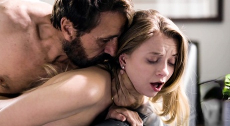 Молодую блондинку Райли Стар утешает и трахает ее отчим 10