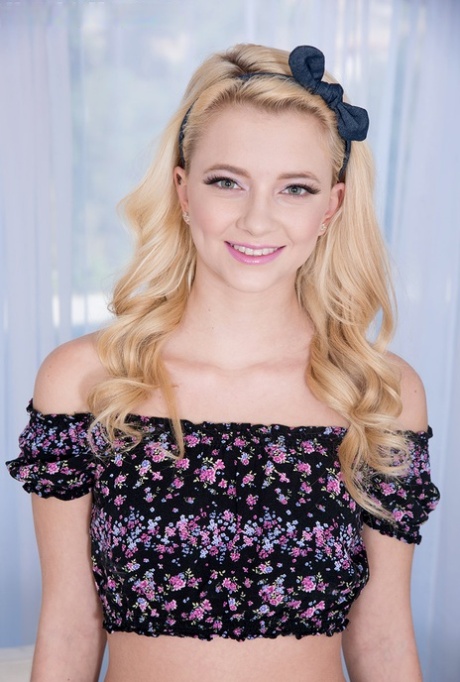 Худенькая блондинка Райли Стар обнажает свои маленькие сиськи перед тем, как отсосать член 5