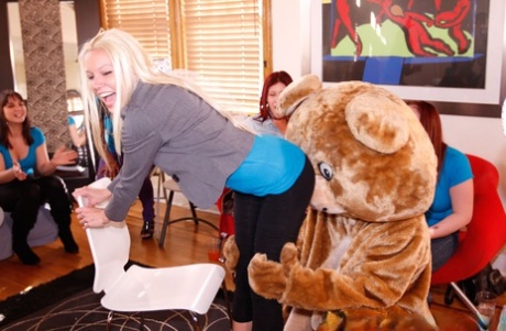 Непослушные девчонки получают сперму на свои лица во время посещения девичника 3