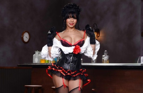 Худенькая латиноамериканка Роуз Монро позирует в своих черных чулках 5