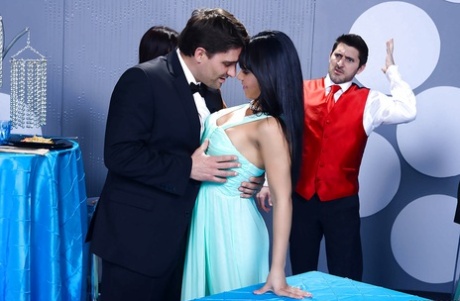 Жена-брюнетка-латиноамериканка Роуз Монро получает сперму на лицо перед свадьбой 2