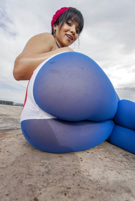 Горячая латиноамериканская красотка Роуз Монро хочет показать, как ласкают попку 6