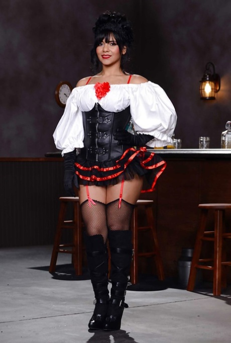 Брюнетка с отличной попкой Роуз Монро позирует на камеру 1