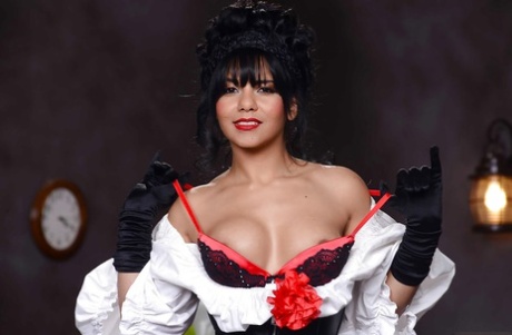 Брюнетка с отличной попкой Роуз Монро позирует на камеру 3